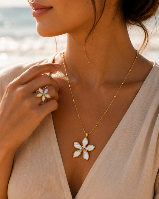 Conjunto Flor Blanca Nácar | Collar y Anillo Colección Tesoros de Verano