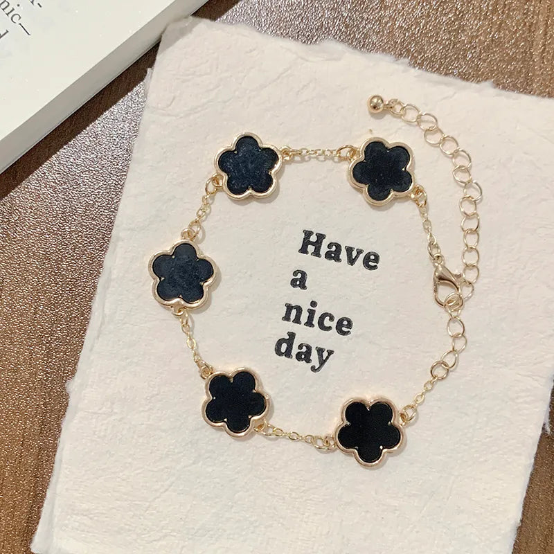 Pulsera Flores Negras Elegance | Pulsera Dorada Trébol Negro