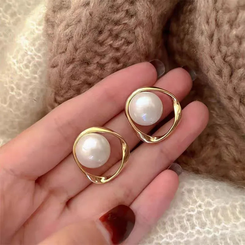 Pendientes Pearl Glow Dorados | Marco Ondulado y Perla